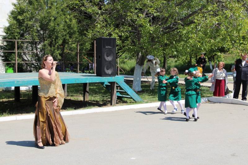 torzhestvennaya_chastj_prohozhdenie_lichnogo_sostava_garnizona_koncert_09_05_2016_78_web_78